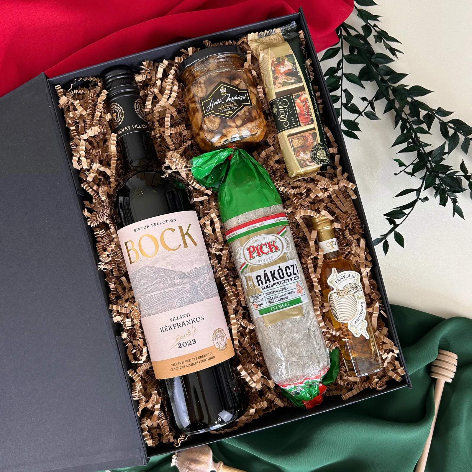 Magyar klasszikusok ajándékcsomag díszdobozban – Bock Kékfrankos, Pick szalámi, aranyalma pálinka, Szamos marcipán és diós akácméz